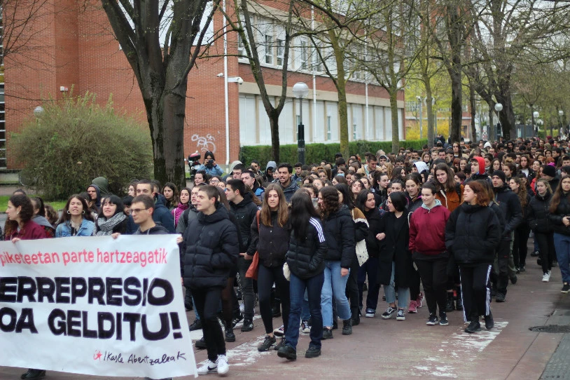 34 ikasle atxilotuen erabateko absoluzioa eskatu dute Gasteizko campusean
