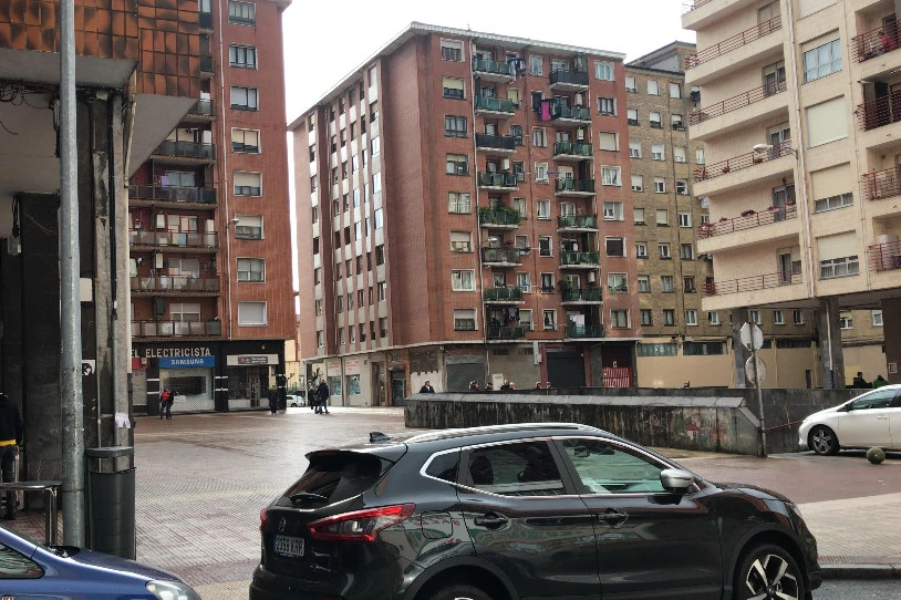 Pertsona etxegabe bat hil da Barakaldon