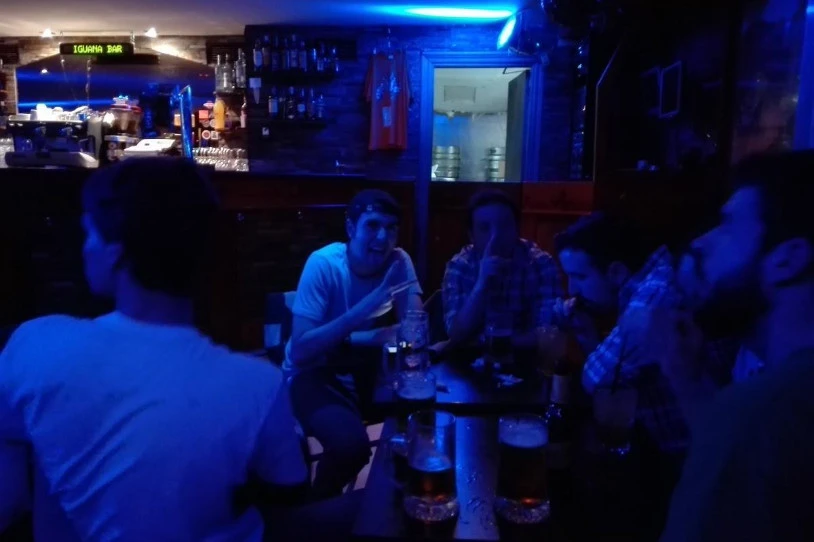 Bi gazte sahararri ez diete utzi Donostiako taberna batera sartzen