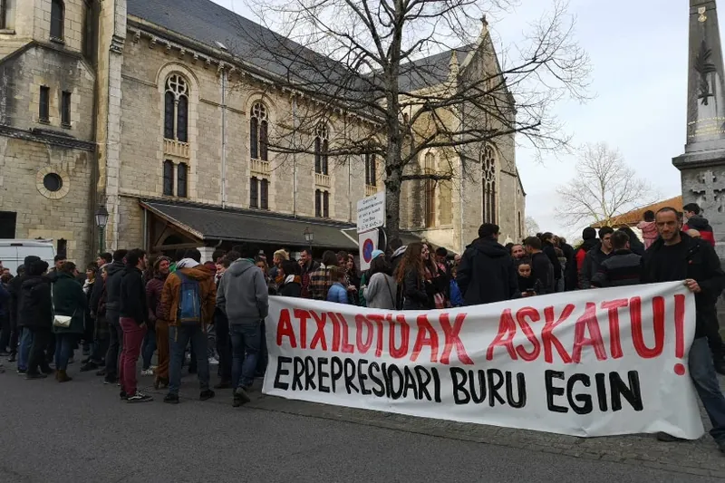 Gutxienez lau pertsona atxilotu dituzte Lapurdin, margoketa batzuk direla-eta