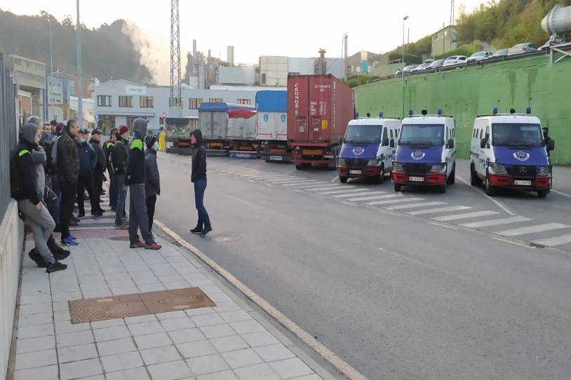 Alconza enpresak 25 langile kaleratu ditu, eta Ertzaintzak protestan zeuden langileen aurka egin du