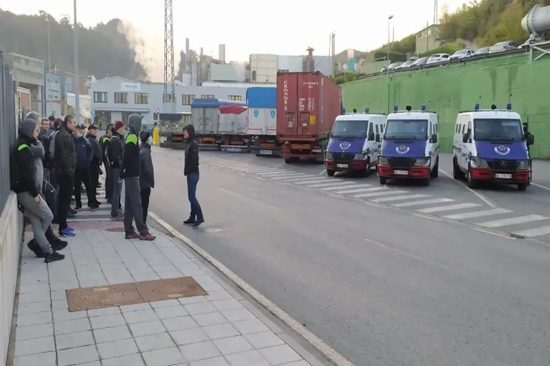 Alconza enpresak 25 langile kaleratu ditu, eta Ertzaintzak protestan zeuden langileen aurka egin du