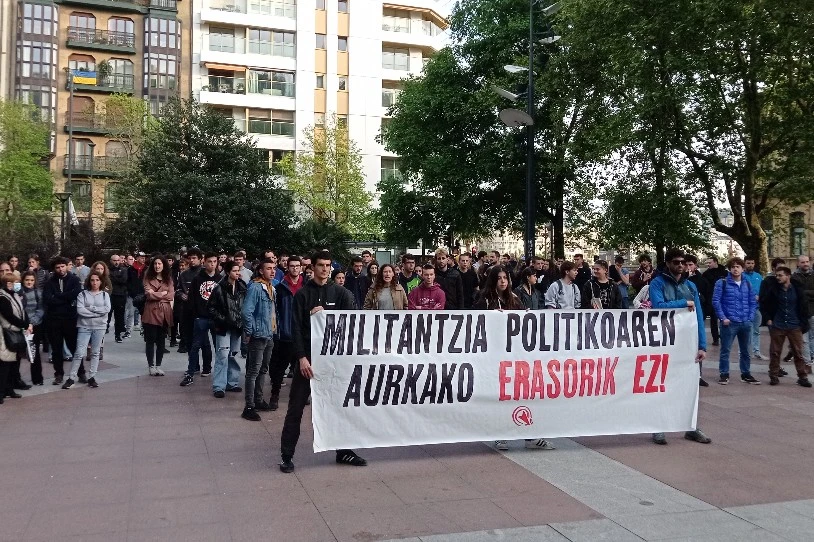 Ertzaintzaren jipoi eta mehatxuak salatu dituzte Donostian