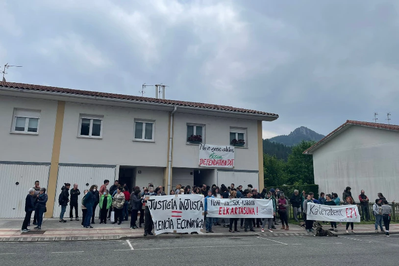 Lau pertsona etxetik bota ditu Ertzaintzak Artean