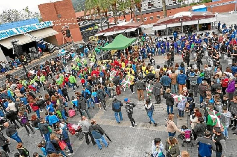 Emakume bati eraso dio gizon batek Ortuellako festetan
