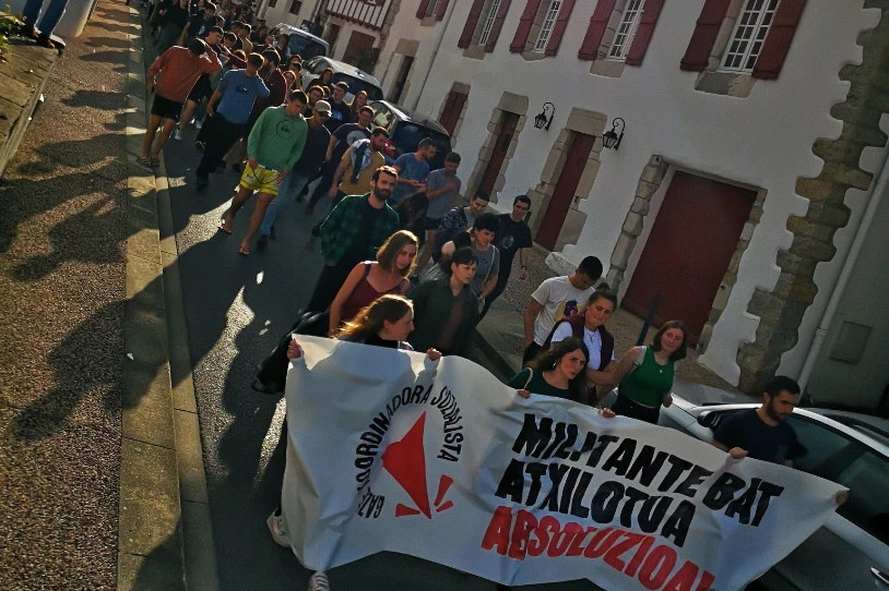 Espetxeratua izan den Mugimendu Sozialistako kidearen absoluzioa eskatuko dute bihar Euskal Herriko hainbat herritan