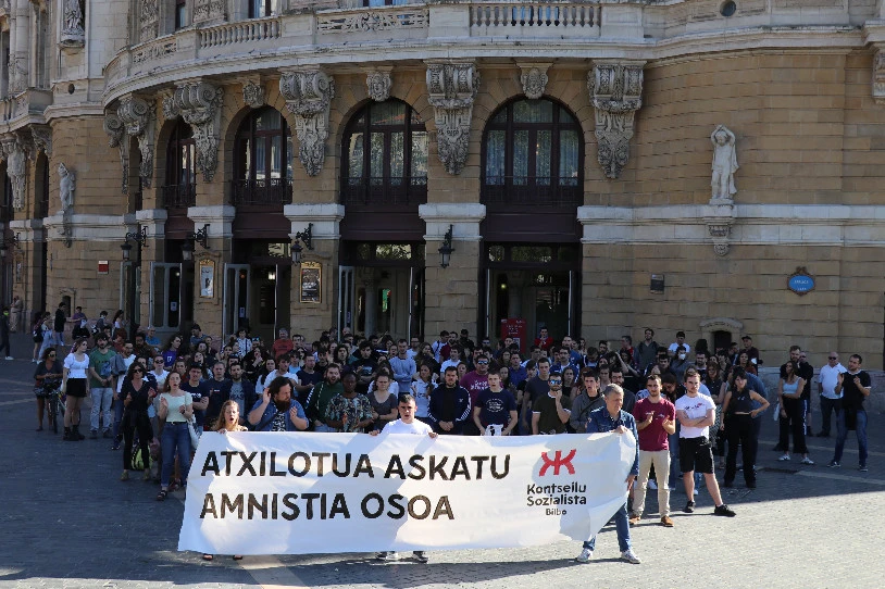 Espetxeratua izan den militantea aska dezatela eskatu dute hainbat txokotan