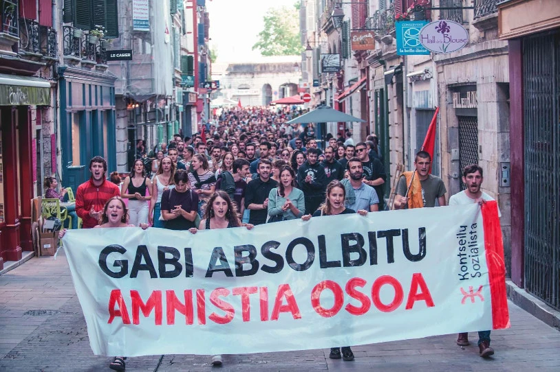 Lan politikoa egiteko baldintzen defentsan, mila lagunetik gora bildu dira Baionan
