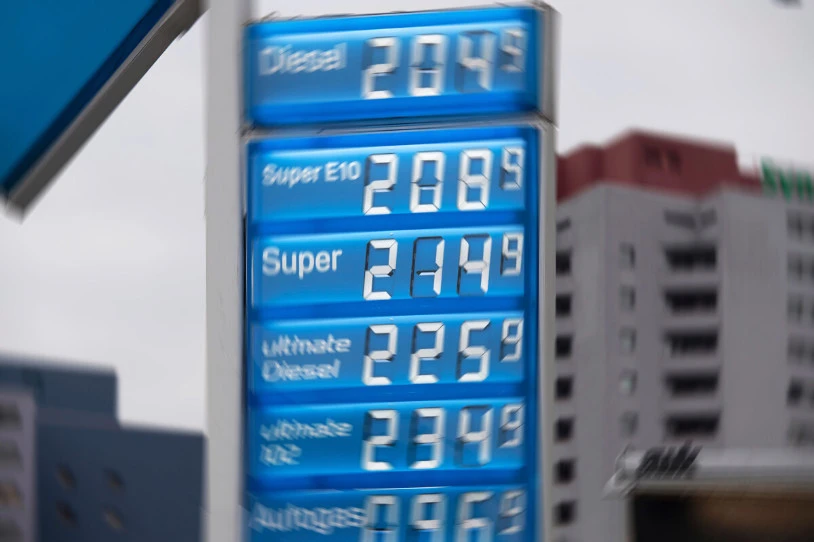 Gasolina litroak bi eurotik gora balio du lehen aldiz
