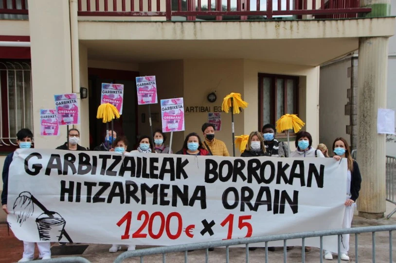 Bizkaiko merkataritzako langileak eta lokaletako garbitzaileak batu ziren atzo protestan