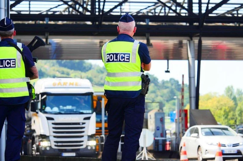 Pertsona migratzaile bat atxilotu eta lurralde debekua aplikatu dio poliziak Baionan
