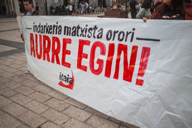 Azken egunetan gutxienez bost emakumeri eraso diete Gasteizen, Irunen eta Zornotzan