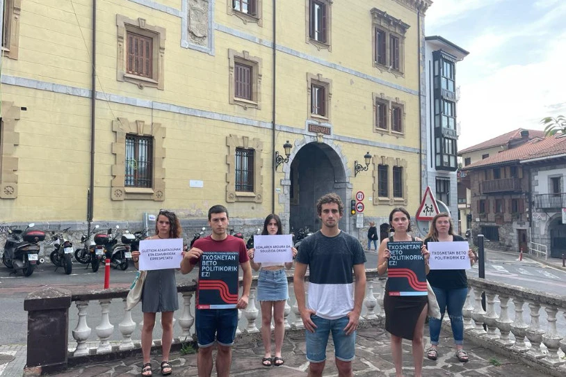 Hernaniko udaletxera sartu dira Buruntzaldeko Kontseilu Sozialistako hainbat kide, beto politikoa altxa diezaietela exijitzeko