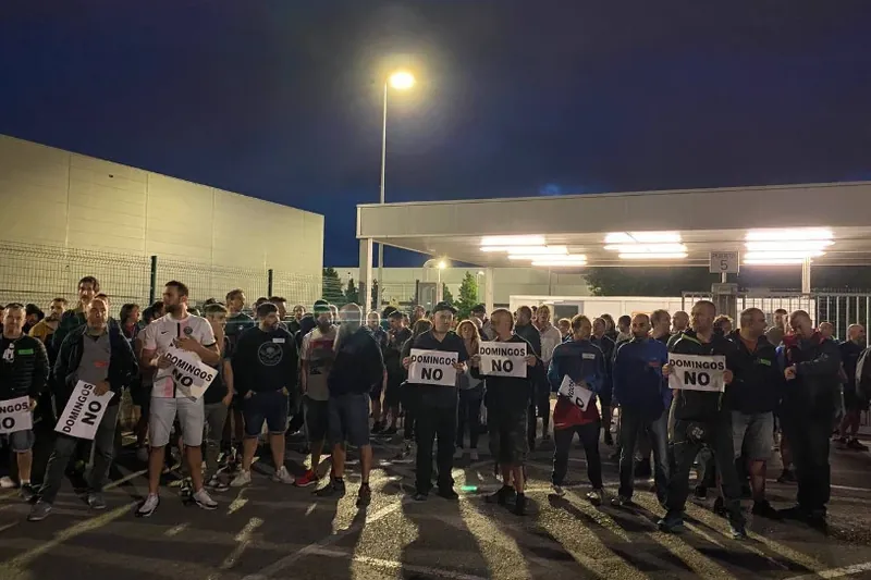 Aurreneko greba eguna dute gaur Gasteizko Mercedesen