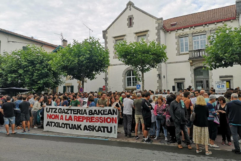 Gaurko atxiloketak salatu dituzte Senperen