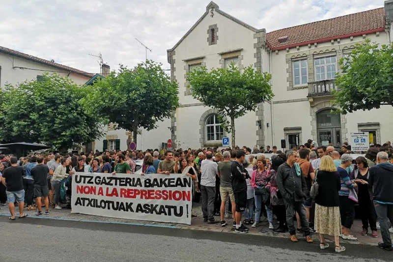 Gaurko atxiloketak salatu dituzte Senperen