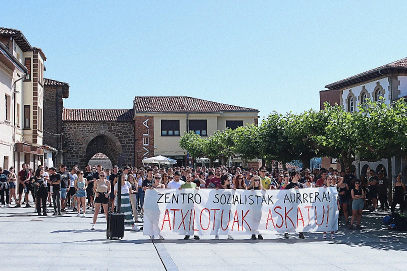 Desjabetuon Hotelaren desalojoa salatu dute Legution