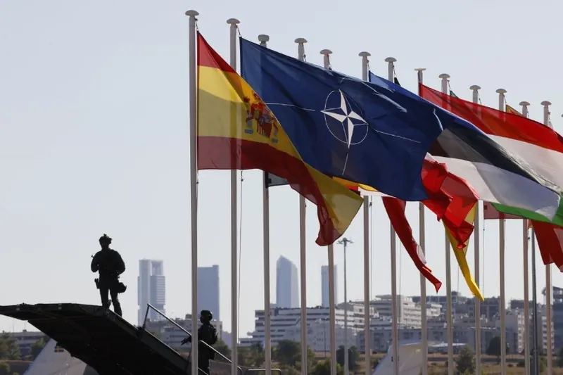 NATOren berrarmatzea, kanpora zein barrura begira