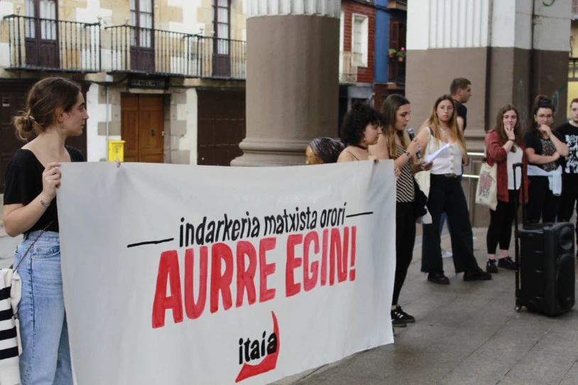 Emakume bati eraso diote bart Zumarragako txosnagunean, eta protestara deitu du Itaiak