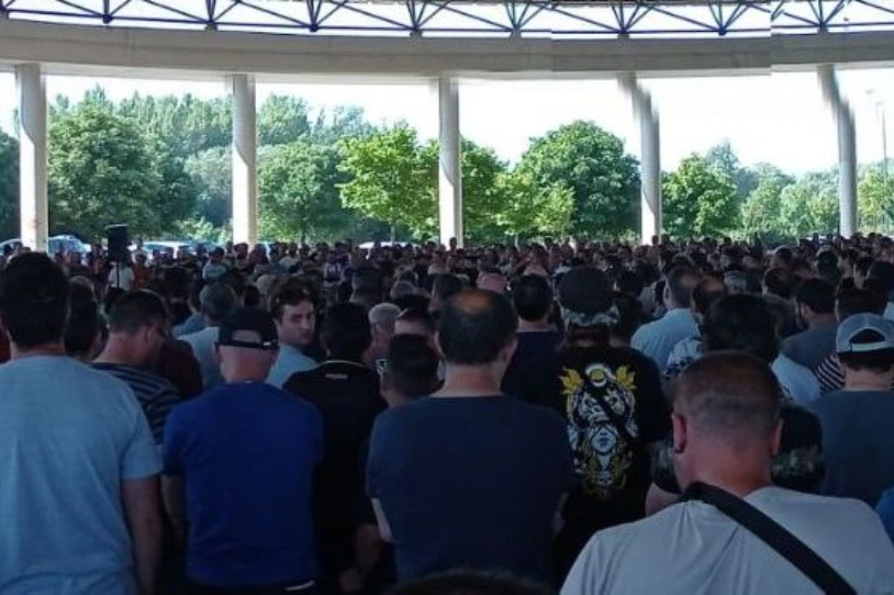 Bederatzigarrenez jo dute grebara Gasteizko Mercedeseko langileek