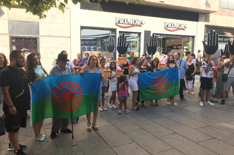 Ijito familia batek Iruñeko denda batean jasandako jazarpena salatu dute