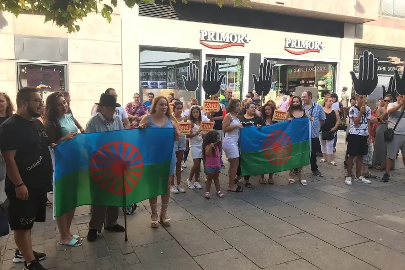 Ijito familia batek Iruñeko denda batean jasandako jazarpena salatu dute
