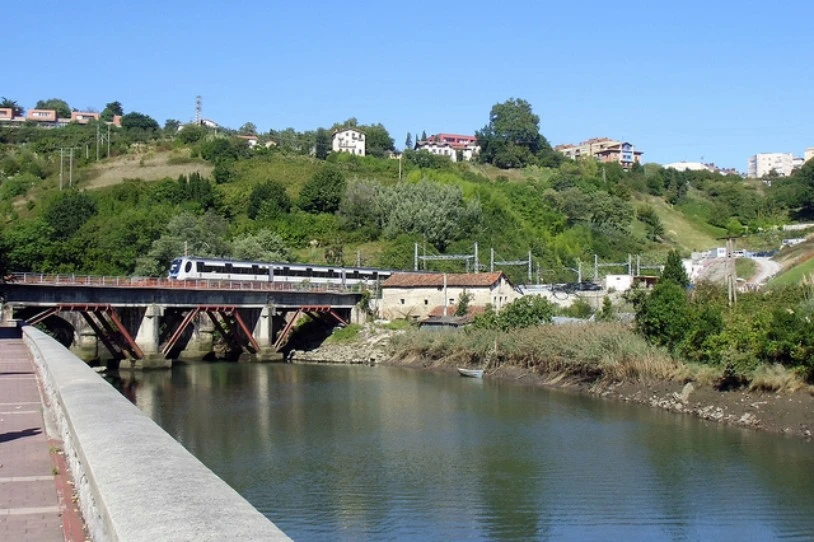 Neska adingabe bat bortxatu du gizon batek Donostian