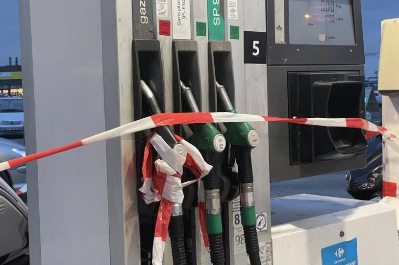 Frantziako Estatuko petrolio findegietako grebak erregairik gabe utzi du gasolindegien heren bat