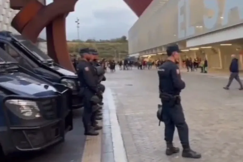 Espainia-AEBak partidan, Sadarren protestan ari zirenen aurka oldartu da Polizia