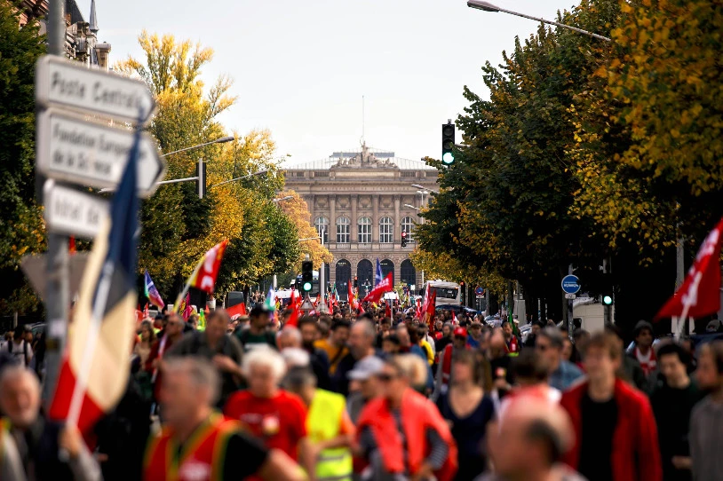Frantziako Estatuko langileek grebara jo dute