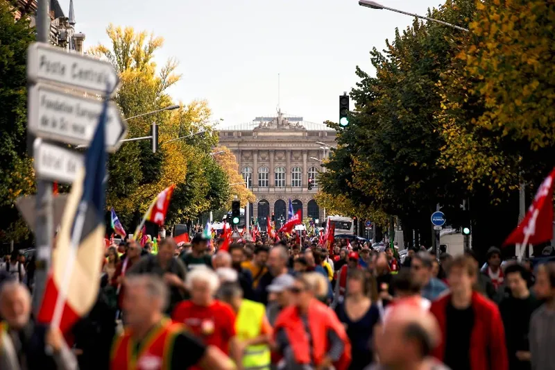 Frantziako Estatuko langileek grebara jo dute