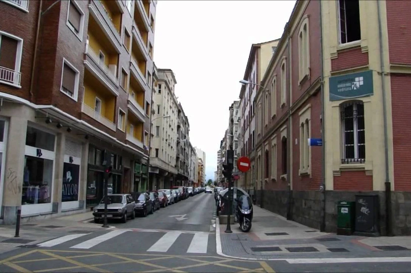 Gasteizen emakume bat jazarri du bere bikotekide ohiak