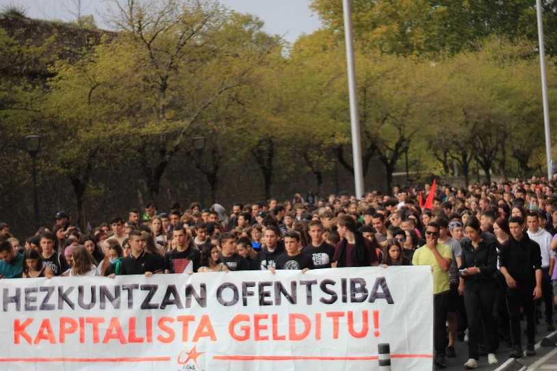 Grebara jo dute milaka ikaslek, hezkuntza erreformen eta ofentsiba kapitalistaren aurka