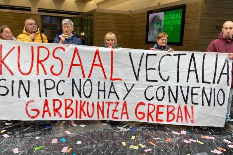 Greba mugagabeari ekin diote Donostiako Kursaaleko garbitzaileek