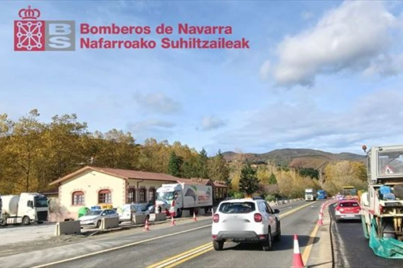Langile bat hil da Doneztebeko errepide batean, makina batek harrapatuta