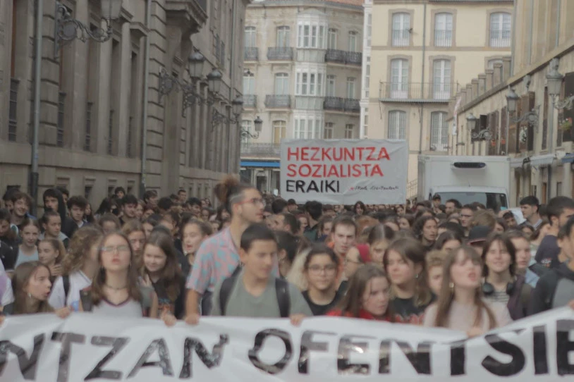 Hezkuntza ereduari lotutako hainbat aldarri zehatz egin ditu IAk