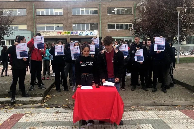 Lan politikoa egiteagatik Iruñerriko Iturrama ikastetxean jasandako errepresioa salatu du IAk