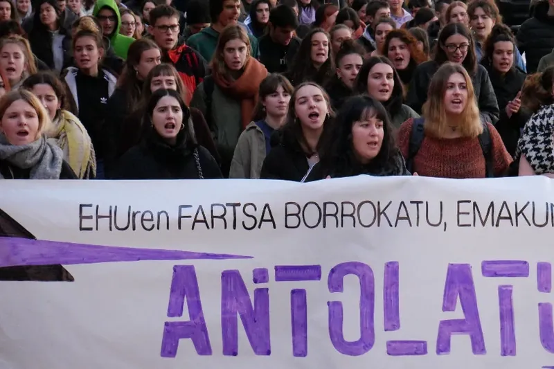 Emakume langileen antolakuntza politikoa aldarrikatu dute campusetan eta ikastetxeetan