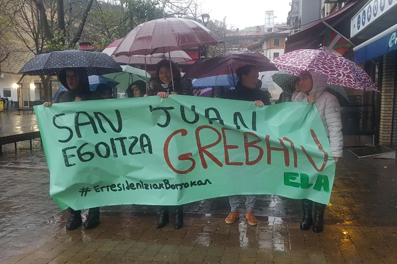 Greban jarraitzen dute Bizkaiko egoitzetan, eta greba mugagabeari ekin diote Zumaiako San Juanen