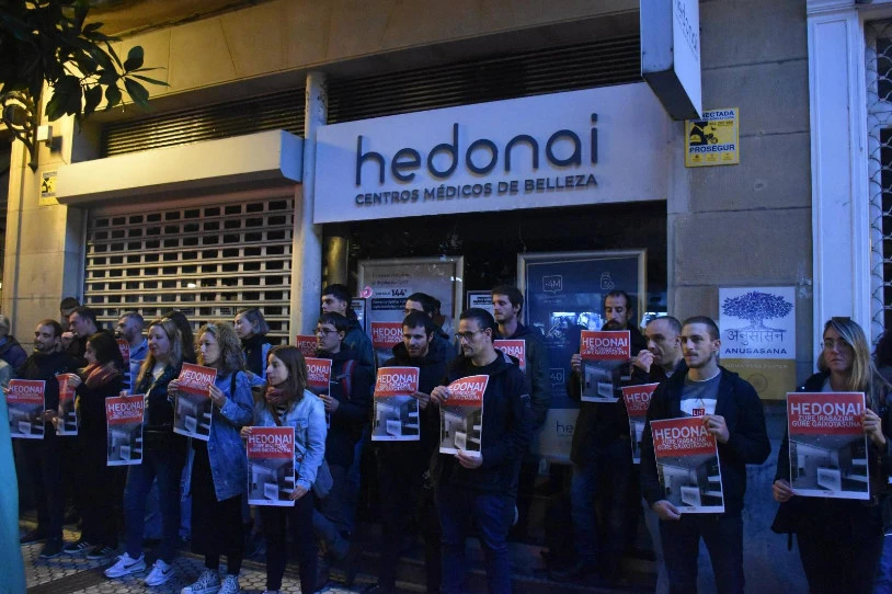 Hedonai zentroan obrak egitea eta kaleratzeak ekiditea lortu dute langileek eta Donostiako Laneko Autodefentsa Sareak
