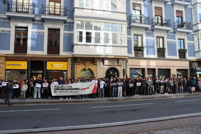 Poliziaren inpunitatea salatu eta protesta-eskubidea aldarrikatu du Justizia Aranarentzat plataformak