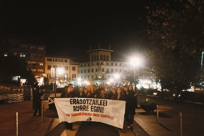 Adingabe bat bortxatu du gizon batek Bilboko komun publiko batean