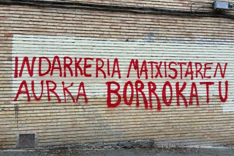 Iruñean, emakume bat denbora luzez giltzapetuta izan zuen bere bikotekideak