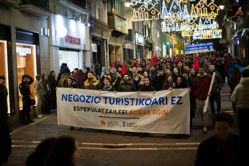 Turismoaren negozioaren kontra hartu dituzte kaleak Iruñean
