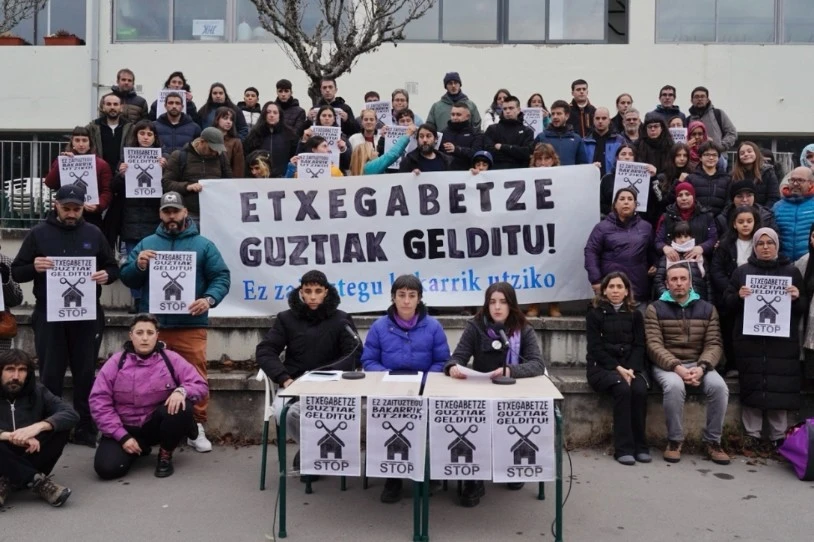 Familia bat etxegabetu nahi dute Izarran ostegunean, lau adingabe tartean