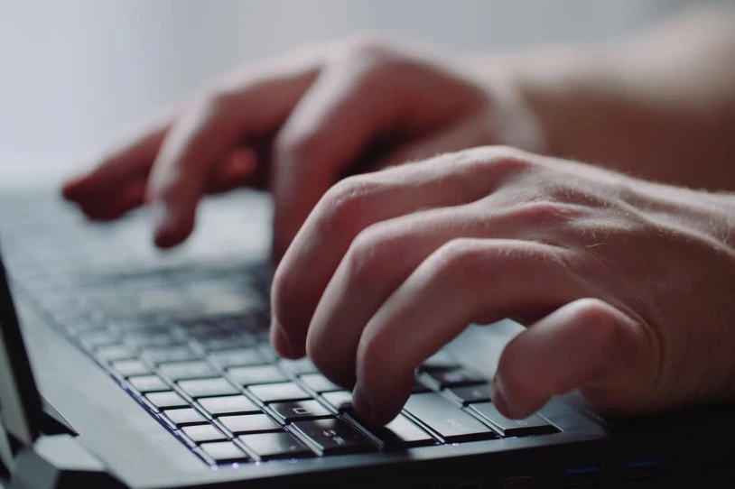 Adimen artifizialarekin haur-pornografia sortzen duen gizon bat atzeman dute Araban
