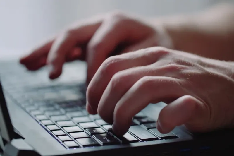Adimen artifizialarekin haur-pornografia sortzen duen gizon bat atzeman dute Araban