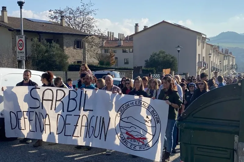 Ehunka lagun mobilizatu dira Etxaurin, Sarbil defendatzera deitzeko
