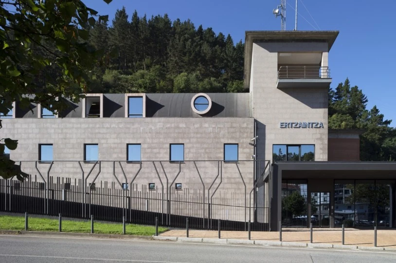 Ertzaintzak artxibatu egin du Ondarroako komisariako buruaren semearen droga-frogak desagertu izana