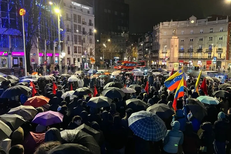 Ehunka lagun bildu dira EHKSk deituta, AEBek Venezuelaren aurka egindako eraso inperialista salatzeko
